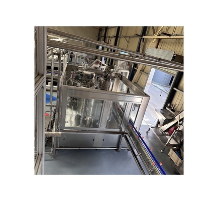 電気用ジュース詰め技術で ビールガラスボトルを埋め尽くす工場