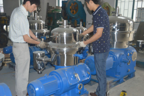 500 KG 容量 1000L/H 自動清掃 2200*1350*1150mm とミルククリーム分離機