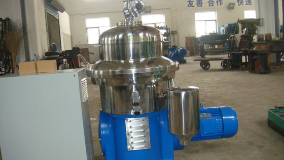 500 KG 容量 1000L/H 自動清掃 2200*1350*1150mm とミルククリーム分離機