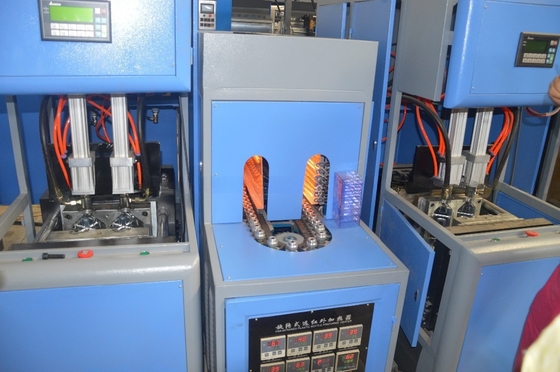 先進的な半自動 丸い形塑料ボトル製造機械 容量 0.1-2L PLC MITSUBISHI