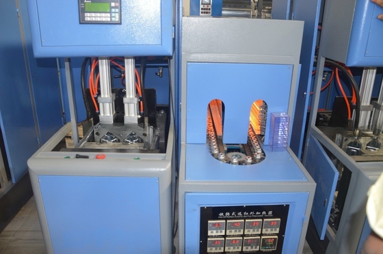 先進的な半自動 丸い形塑料ボトル製造機械 容量 0.1-2L PLC MITSUBISHI