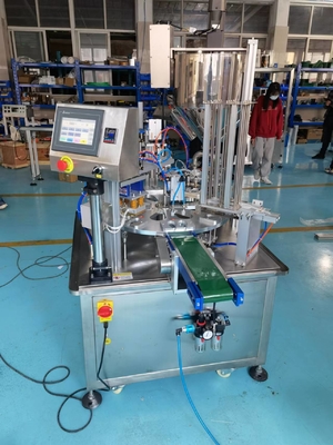 プラスチック包装材料 2000BPH フルオートマティック回転カップジュース詰め込み密封機