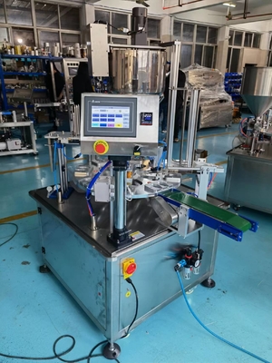 プラスチック包装材料 2000BPH フルオートマティック回転カップジュース詰め込み密封機