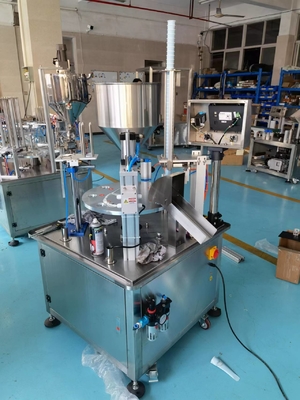 プラスチック包装材料 2000BPH フルオートマティック回転カップジュース詰め込み密封機