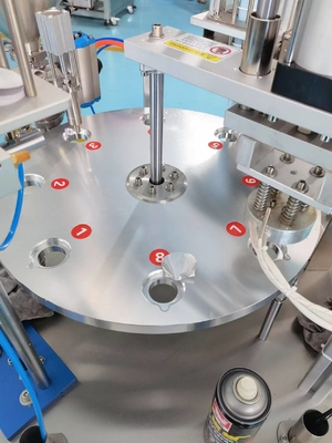 2ホールのロータリーカップ 380KG容量パッケージングラインのためのジュース充填と密封機