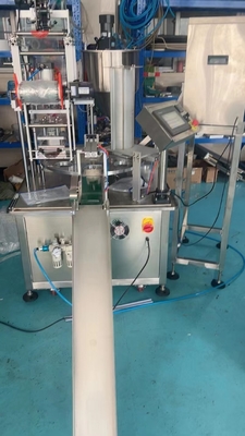 2ホールのロータリーカップ 380KG容量パッケージングラインのためのジュース充填と密封機