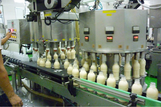 4000b/h PP/HDPE/PE アルミホイールシール付きの味付けヨーグルトボトル詰め機