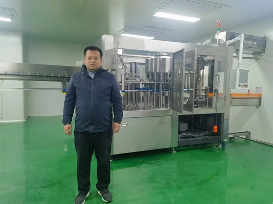 18 頭 500ml 1000ml プラスチックの包装用水ボトルと蓋の3本1本機